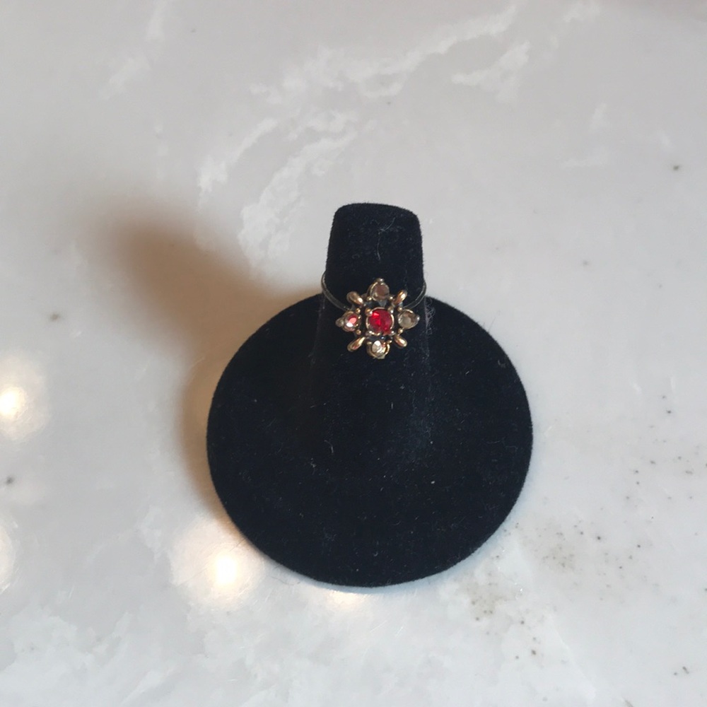 Stunning golden ring with a ruby center